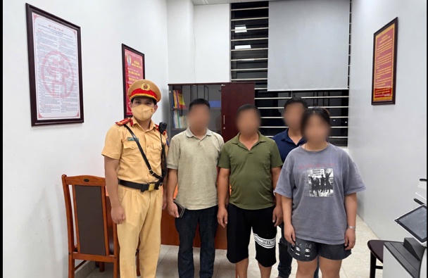 CSGT Hà Nội tìm thấy thiếu nữ mất liên lạc với gia đình tại Bến xe Nước Ngầm CSGT Hà Nội tìm thấy thiếu nữ mất liên lạc với gia đình tại Bến xe Nước Ngầm