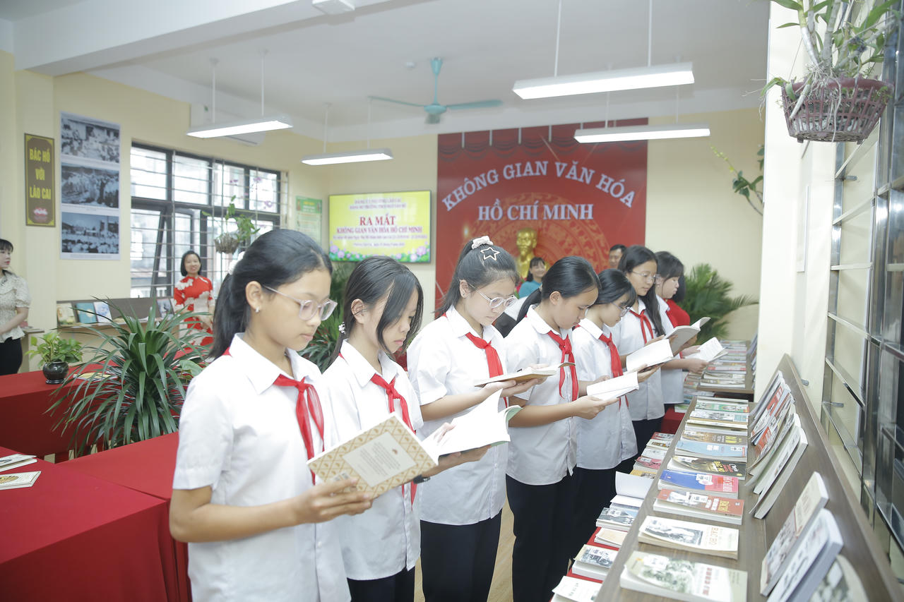  Hệ thống hình ảnh, tư liệu, sách báo và học liệu số tại đây có thể được sử dụng trong các tiết học, giúp học sinh trực tiếp quan sát, tìm hiểu tư liệu và liên hệ kiến thức với thực tiễn (Ảnh: Trường Hải).