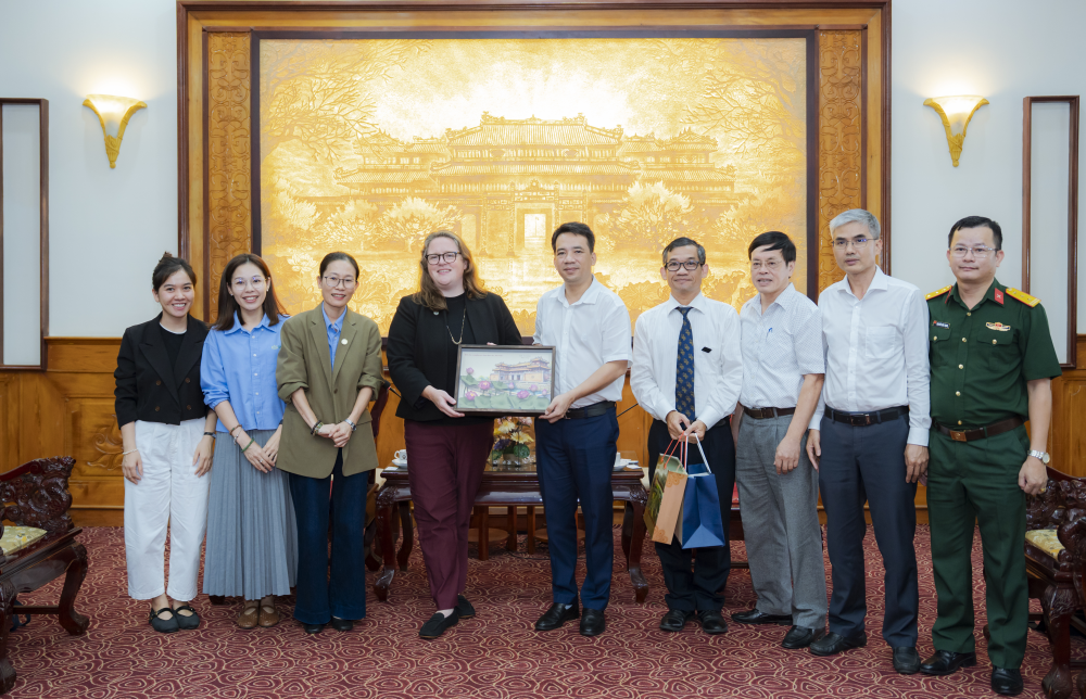 Lãnh đạo thành phố tặng quà lưu niệm cho Đoàn quản lý cấp cao của tổ chức PeaceTrees VietNam. (Ảnh: L.Hoàng)