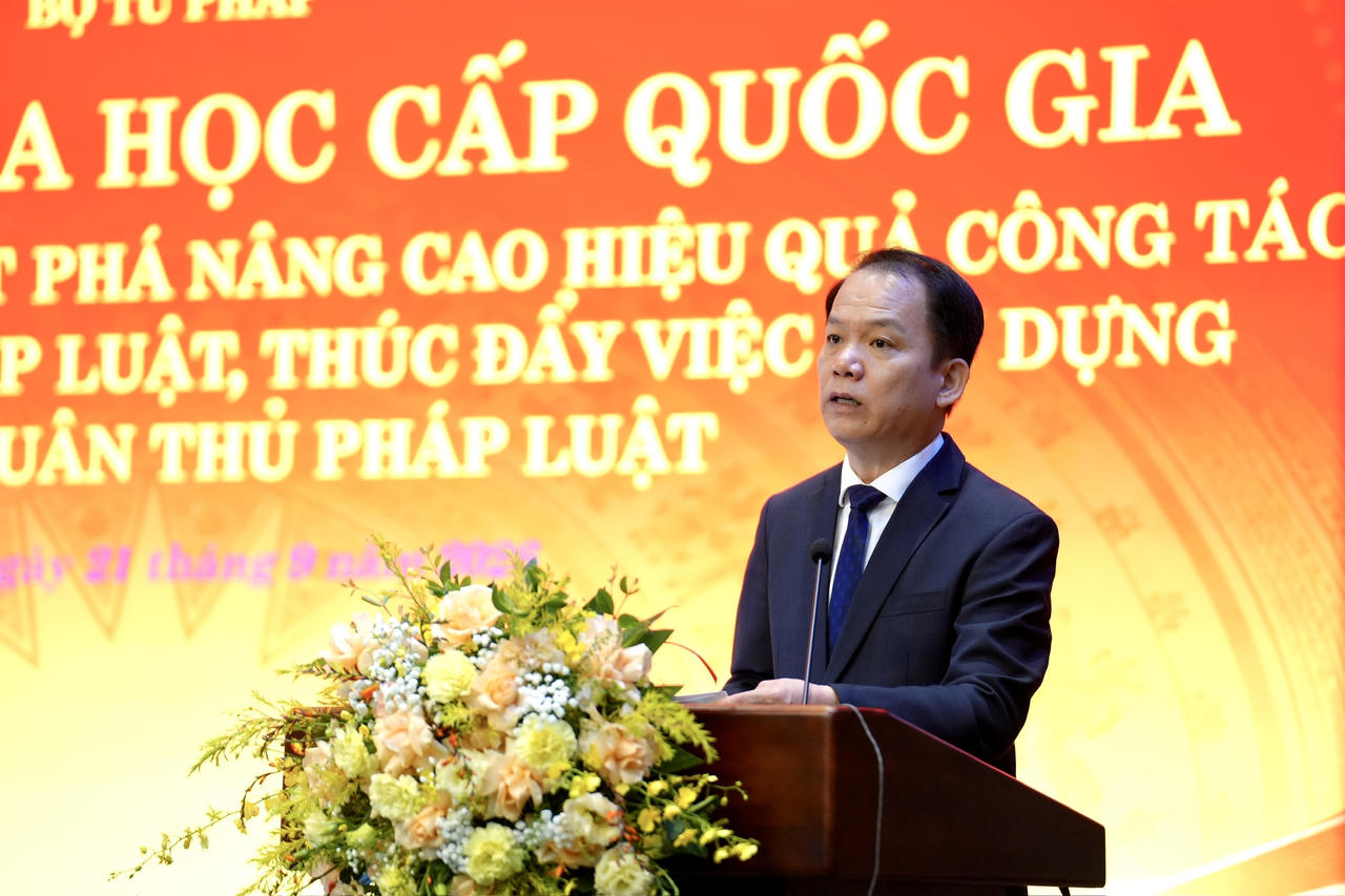 Bộ trưởng Bộ Tư pháp Hoàng Thanh Tùng phát biểu đề dẫn Hội thảo.