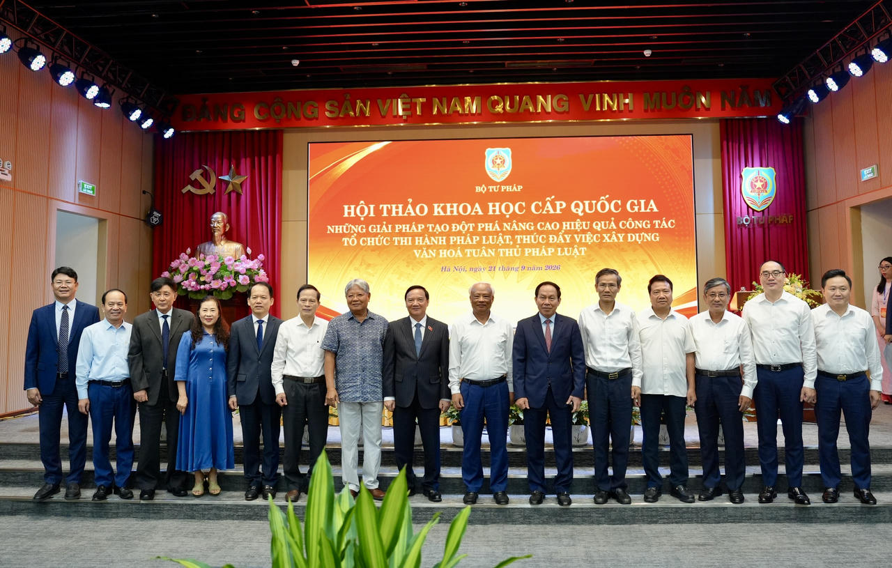 Các đồng chí lãnh đạo, nguyên lãnh đạo các Bộ, ngành chụp ảnh lưu niệm.