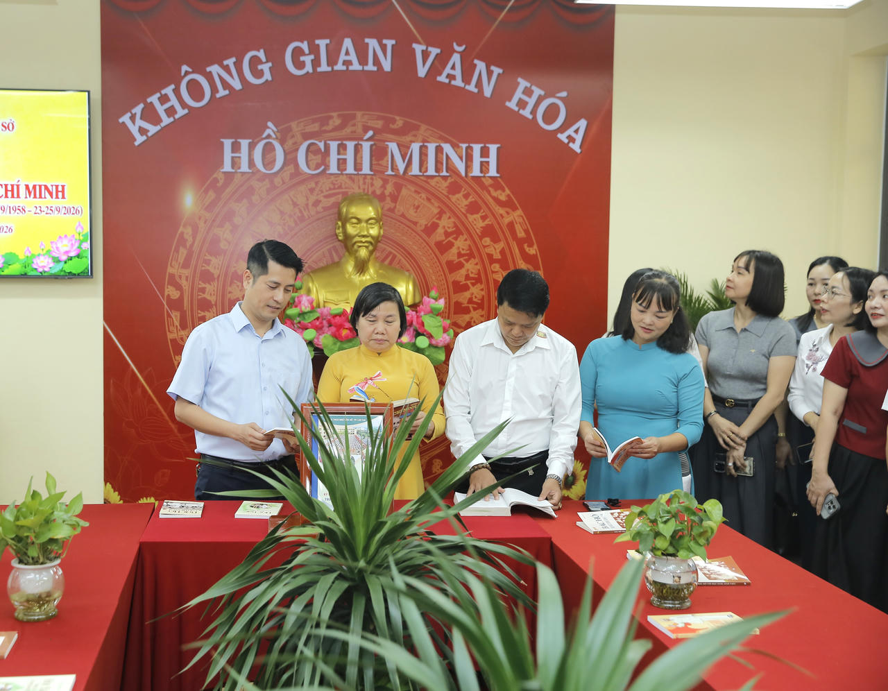 Các đại biểu tham quan, trải nghiệm Không gian văn hóa Hồ Chí Minh (Ảnh: Trường Hải)