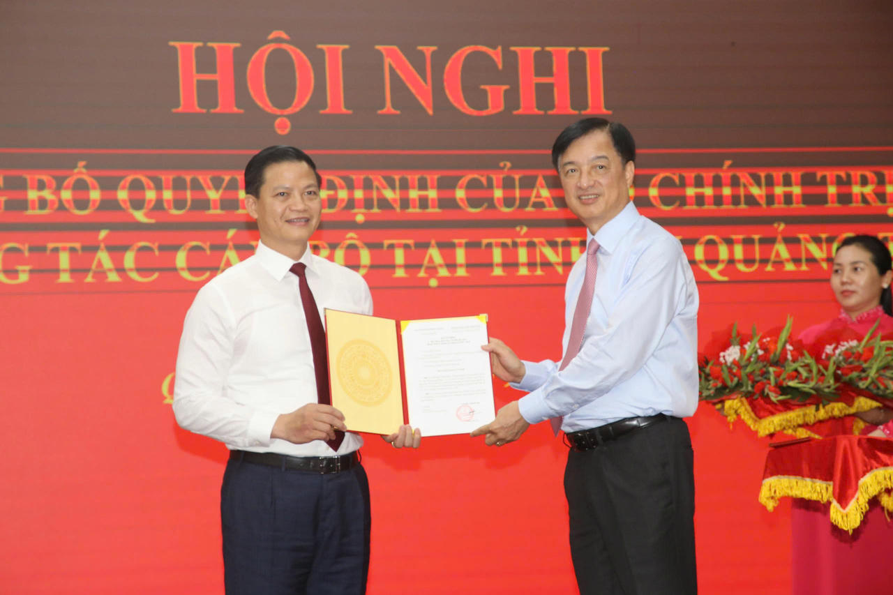 Ông Nguyễn Duy Ngọc - Ủy viên Bộ Chính trị, Bí thư Trung ương Đảng, Trưởng Ban Tổ chức Trung ương trao quyết định cho ông Vương Quốc Tuấn. (Ảnh: C.S)
