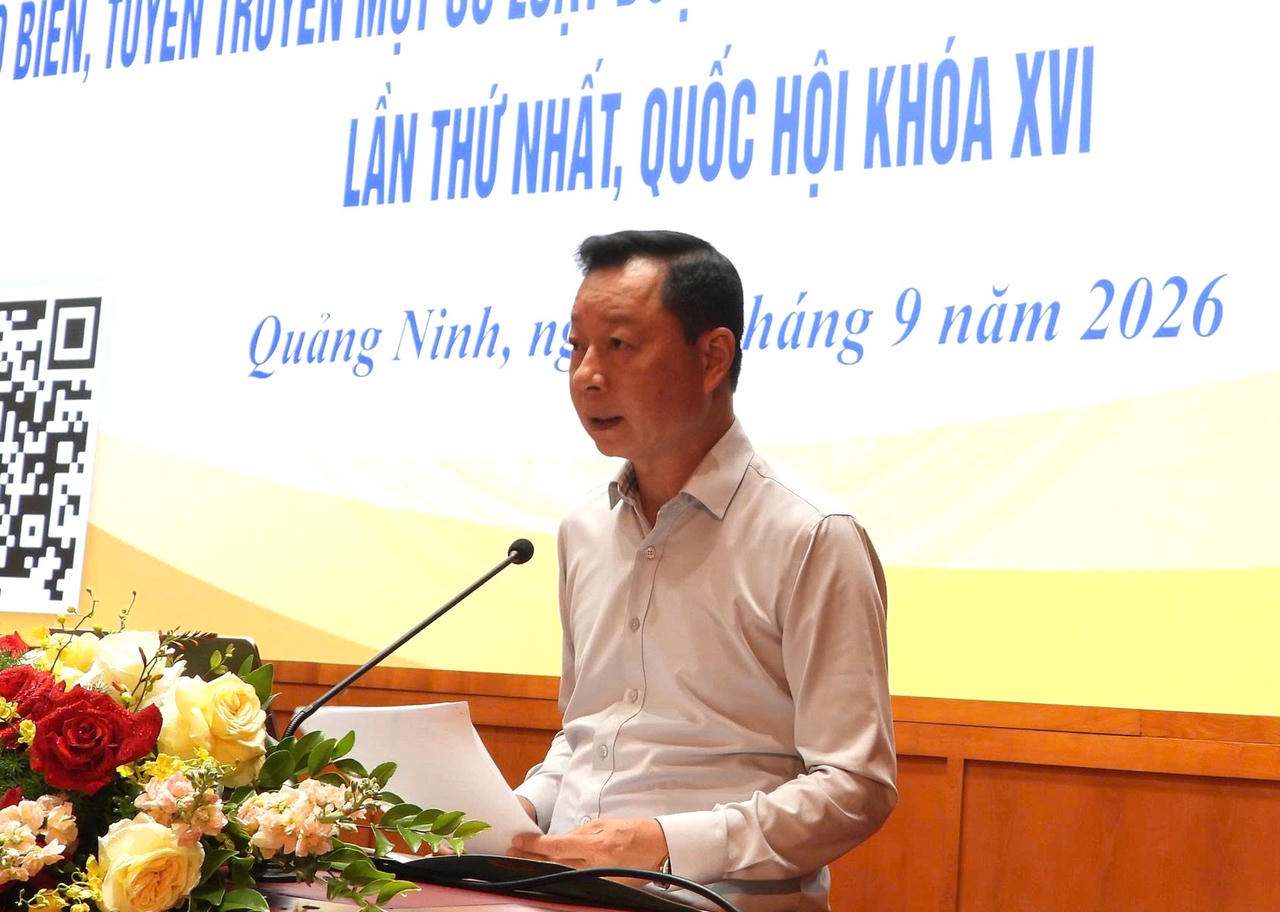 Ông Lê Văn Ánh - Phó Chủ tịch UBND thành phố, Chủ tịch Hội đồng phối hợp PBGDPL thành phố Quảng Ninh, phát biểu tại Hội nghị. (Ảnh: Công Hoan)