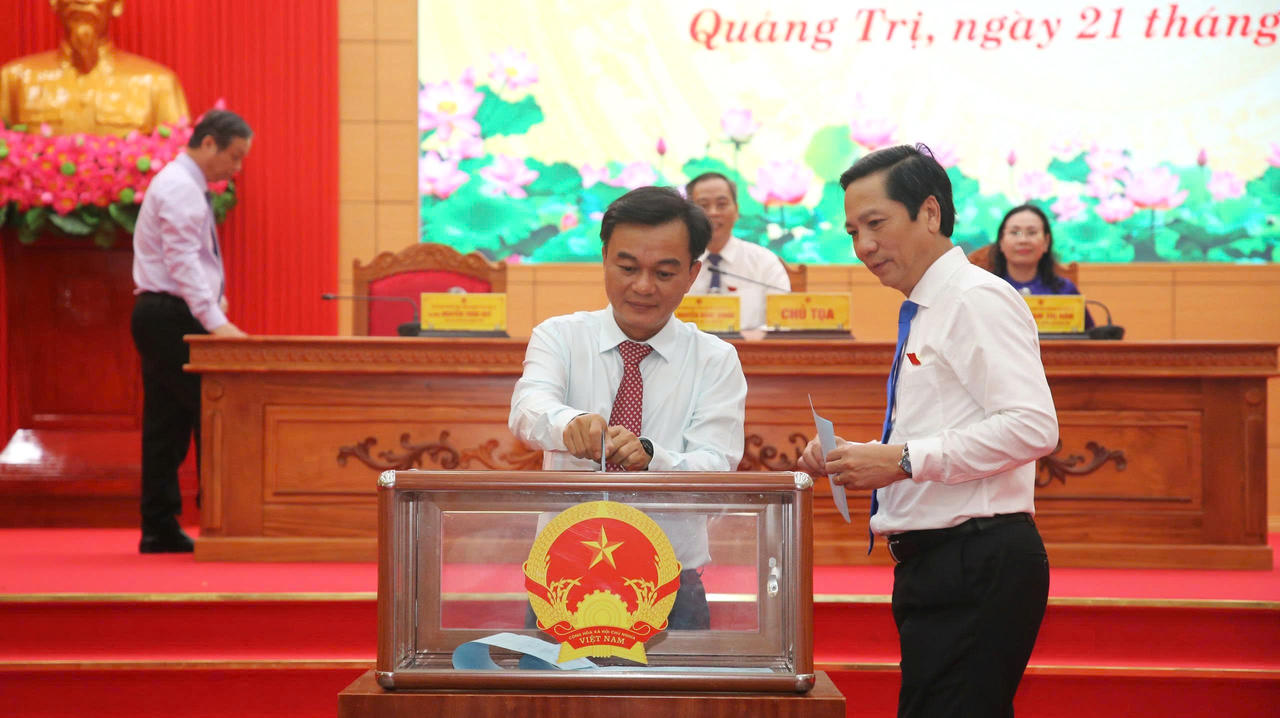 Các đại biểu HĐND tỉnh Quảng Trị thực hiện bỏ phiếu bầu Chủ tịch UBND tỉnh nhiệm kỳ 2026-2031. (Ảnh: H.G)