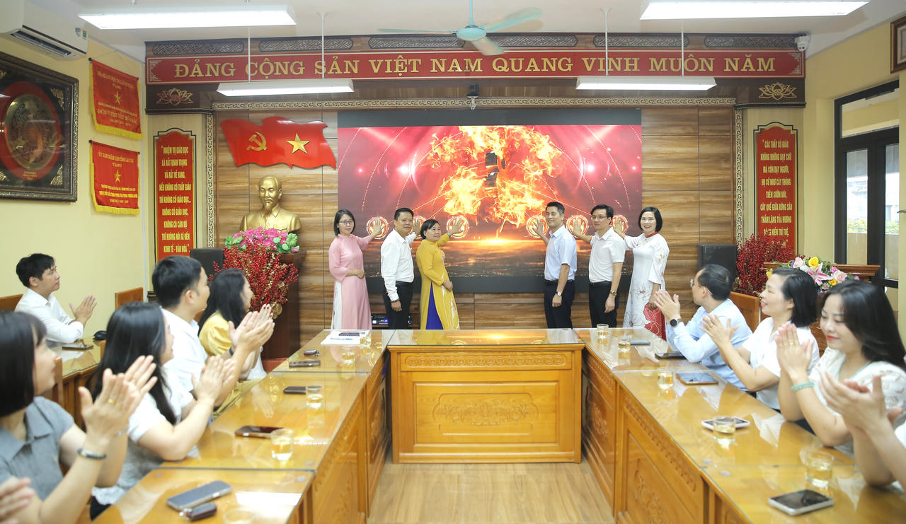 Các đại biểu bấm nút ra mắt Không gian văn hóa Hồ Chí Minh (Ảnh: Trường Hải)