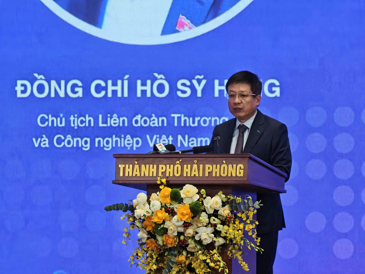 Ông Hồ Sỹ Hùng, Chủ tịch Liên đoàn Thương mại và Công nghiệp Việt Nam (VCCI) phát biểu. (ảnh Thuỳ Linh)
