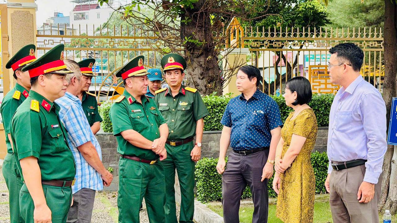 Thiếu tướng Nguyễn Thành Trung, Chính ủy Bộ Tư lệnh TP HCM (áo xanh - khoanh tay) cùng đoàn công tác Bộ Tư lệnh thành phố khảo sát tại khu vực Đài tưởng niệm liệt sĩ quận Gò Vấp (cũ). (Ảnh: Bộ Tư lệnh TP HCM)
