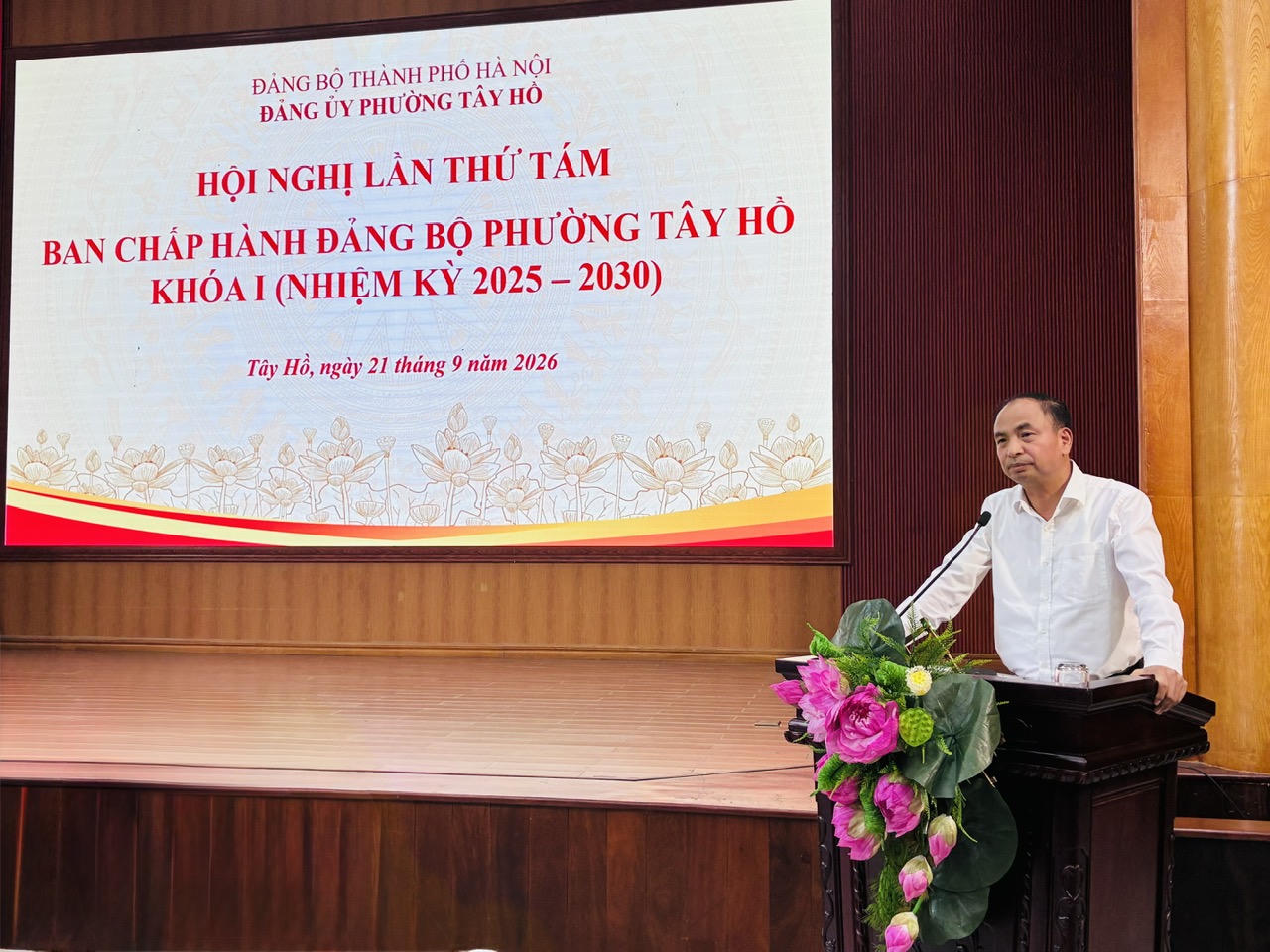 Ông Nguyễn Đình Khuyến, Thành ủy viên, Bí thư Đảng ủy, Chủ tịch HĐND phường Tây Hồ phát biểu tại Hội nghị (Ảnh: Hồng Nhung).