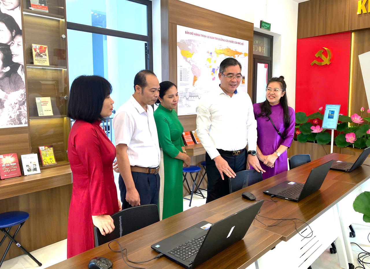 Các đại biểu tham quan, trải nghiệm Không gian Hồ Chí Minh (Ảnh: Sở VHTT & DL tỉnh Lào Cai)