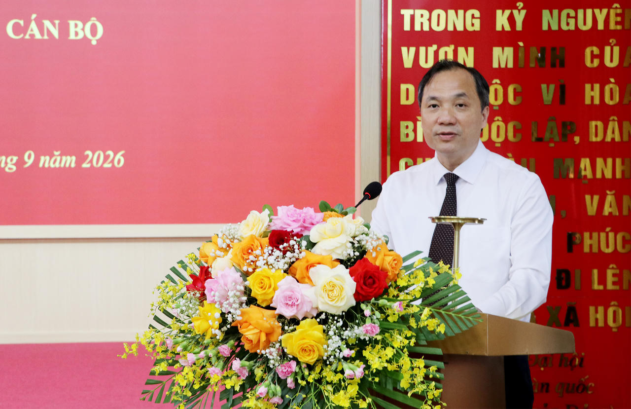 Phó trưởng Ban Thường trực Ban Tổ chức Trung ương Hoàng Trung Dũng phát biểu tại Hội nghị (ảnh P. Quỳnh)