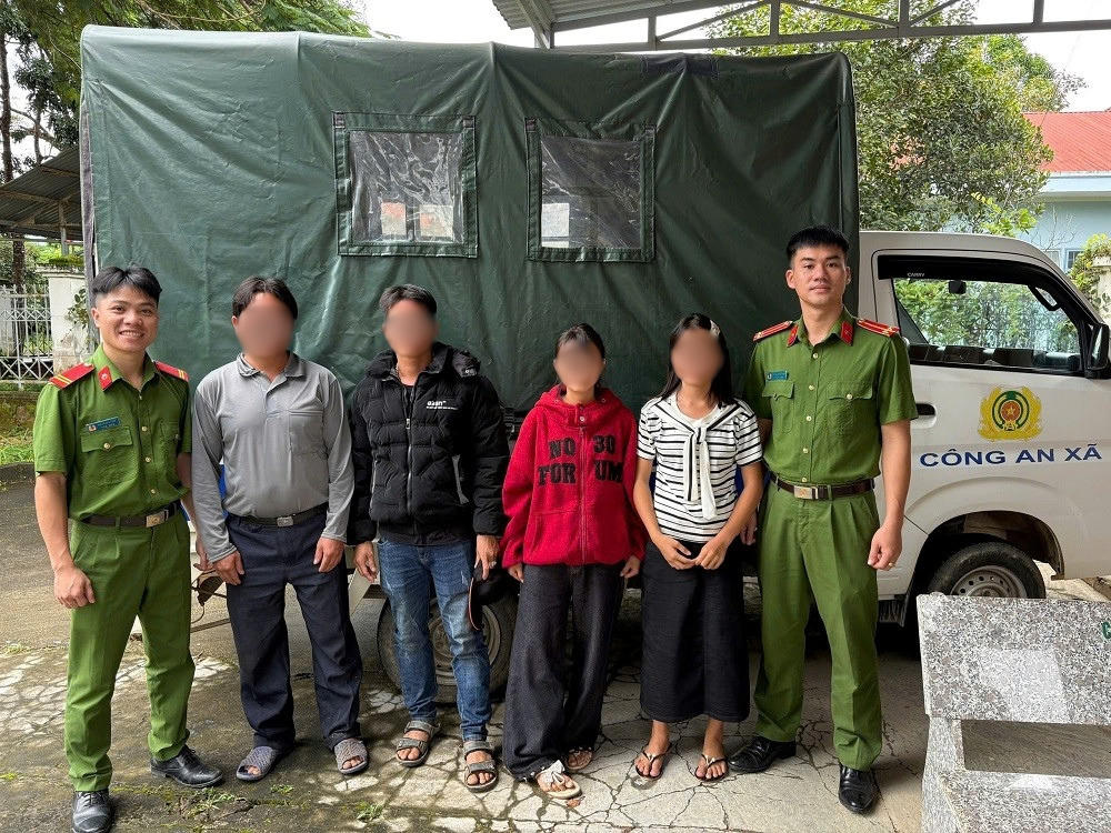 Công an xã Đam Rông 2 phối hợp cùng gia đình tiếp nhận và đưa các em trở về nhà. (Ảnh Công an tỉnh Lâm Đồng)