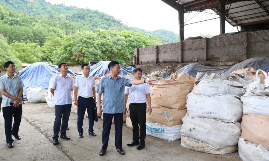 Phó Chủ tịch Thường trực UBND tỉnh Lạng Sơn Đinh Hữu Học trong chuyến kiểm tra tại Dự án Xây dựng nhà máy chế biến chì thỏi.
