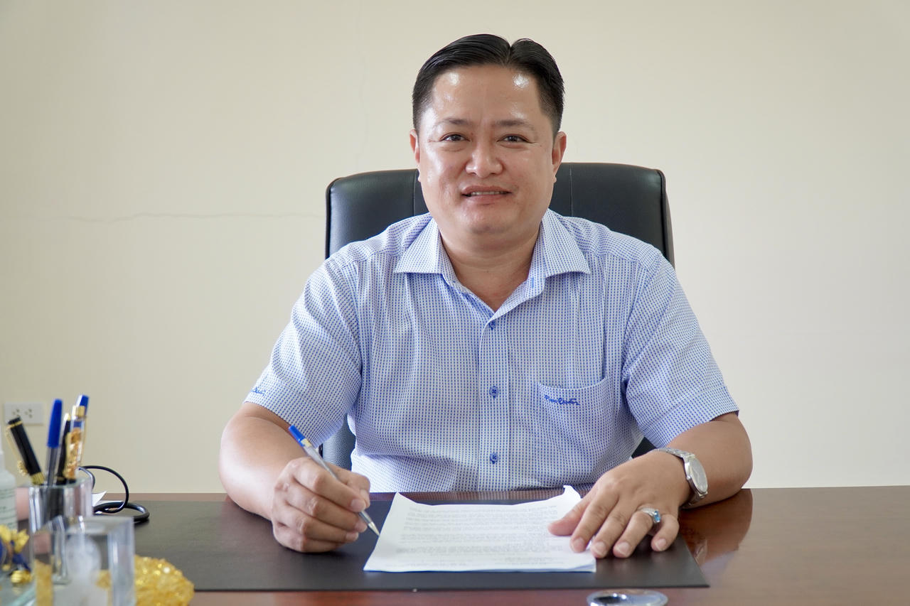 Ông Huỳnh Văn Minh - Giám đốc BHXH cơ sở Hồng Ngự. Ảnh: Kim Ngân