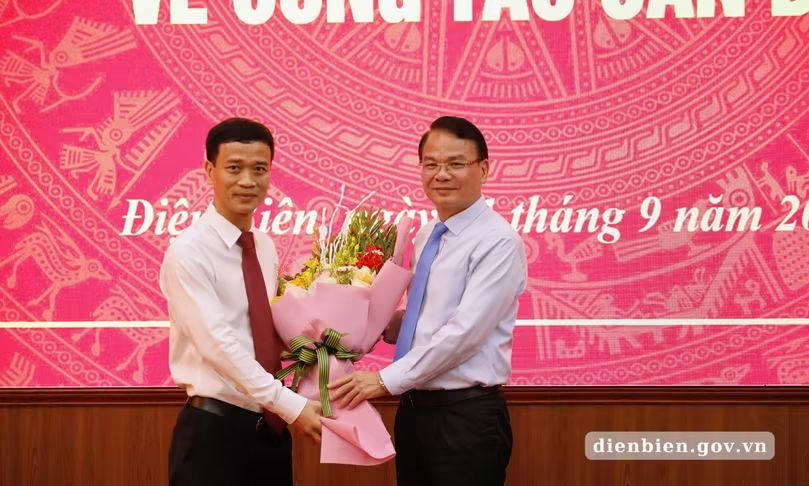 Bộ trưởng, Chủ nhiệm Văn phòng Chính phủ Đặng Xuân Phong tặng hoa chúc mừng ông Nguyễn Văn Thắng