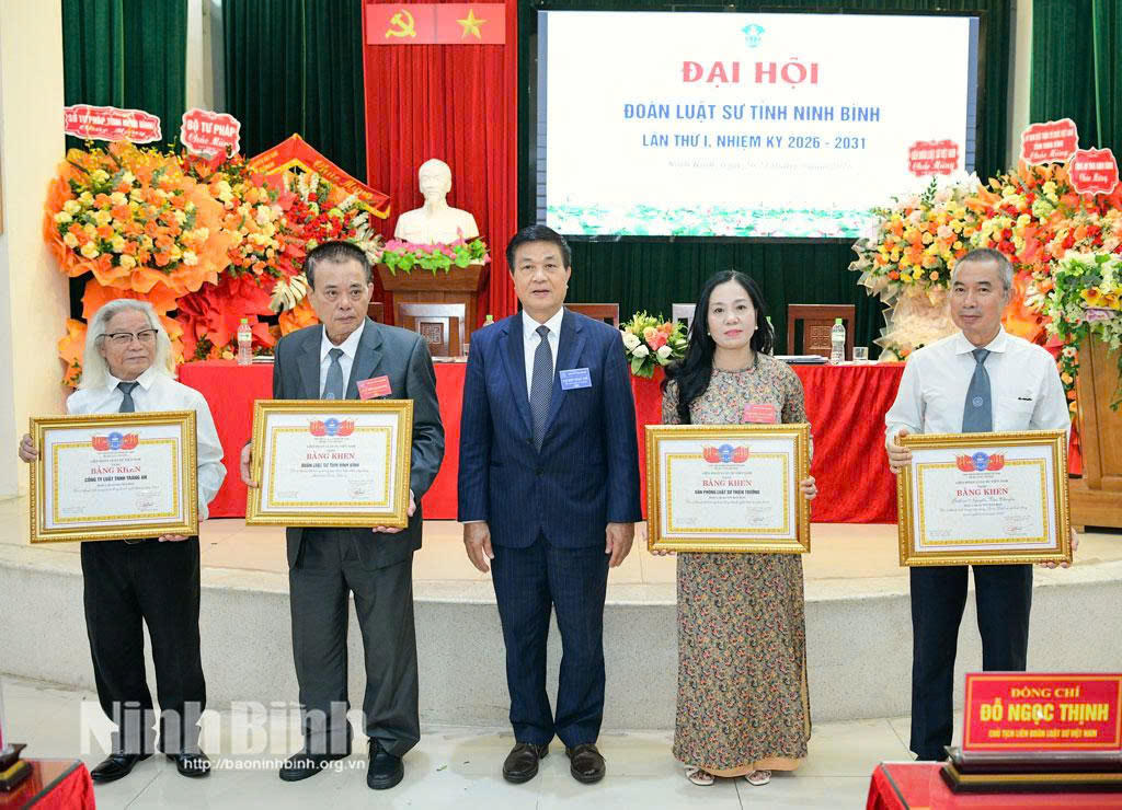 Ông Đỗ Ngọc Thịnh, Chủ tịch Liên đoàn Luật sư Việt Nam trao Bằng khen của Liên đoàn cho các tập thể và cá nhân có thành tích xuất sắc. Ảnh: Báo Ninh Bình