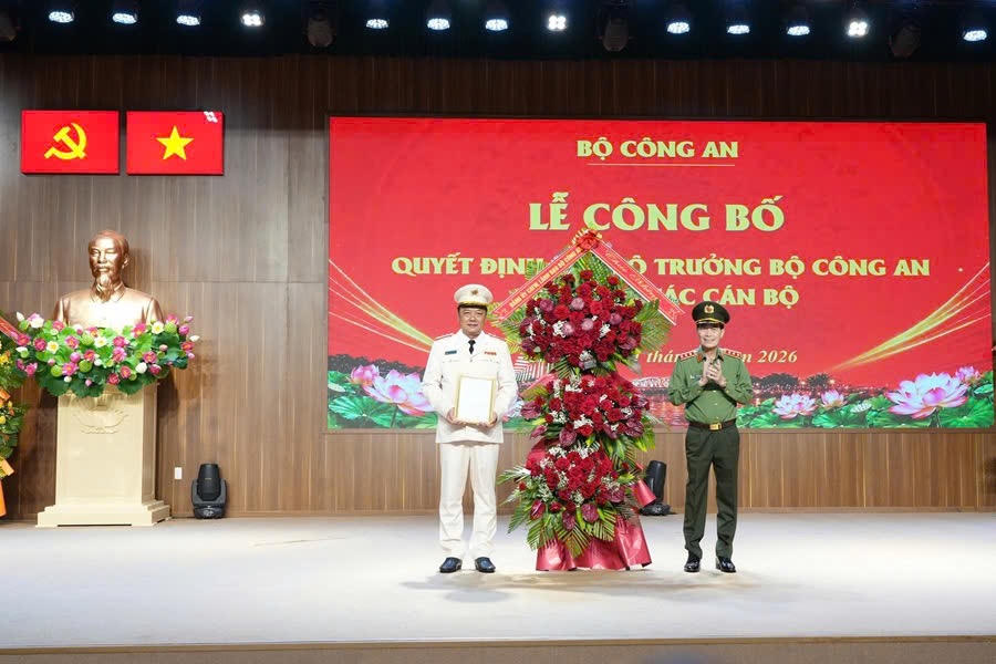 Thượng tướng Lê Quốc Hùng, Thứ trưởng Bộ Công an trao quyết định điều động, bổ nhiệm Đại tá Nguyễn Đình Dương giữ chức Giám đốc Công an TP Huế. (Ảnh: CACC)