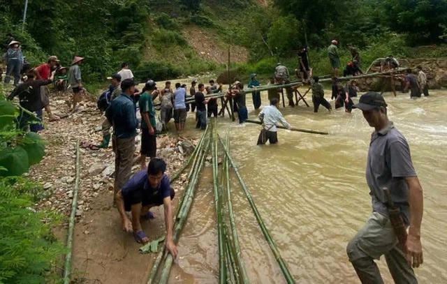 Núi bất ngờ sạt lở đe dọa 2 bản làng, 54 hộ dân phải sơ tán khẩn cấp