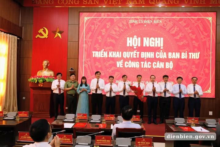 Các lãnh đạo tỉnh Điện Biên tặng hoa chúc mừng Phó Bí thư Tỉnh ủy Nguyễn Văn Thắng
