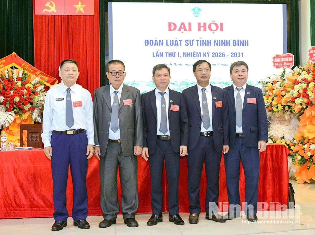 Ban Chủ nhiệm Đoàn Luật sư tỉnh nhiệm kỳ 2026-2031 ra mắt Đại hội.Ảnh: Báo Ninh Bình