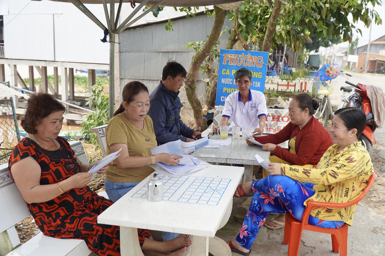 Bà Võ Hồng Tươi có cách tiếp cận rất đời thường như bên quán nước, hay trên vỉa hè. Ảnh: Kim Ngân