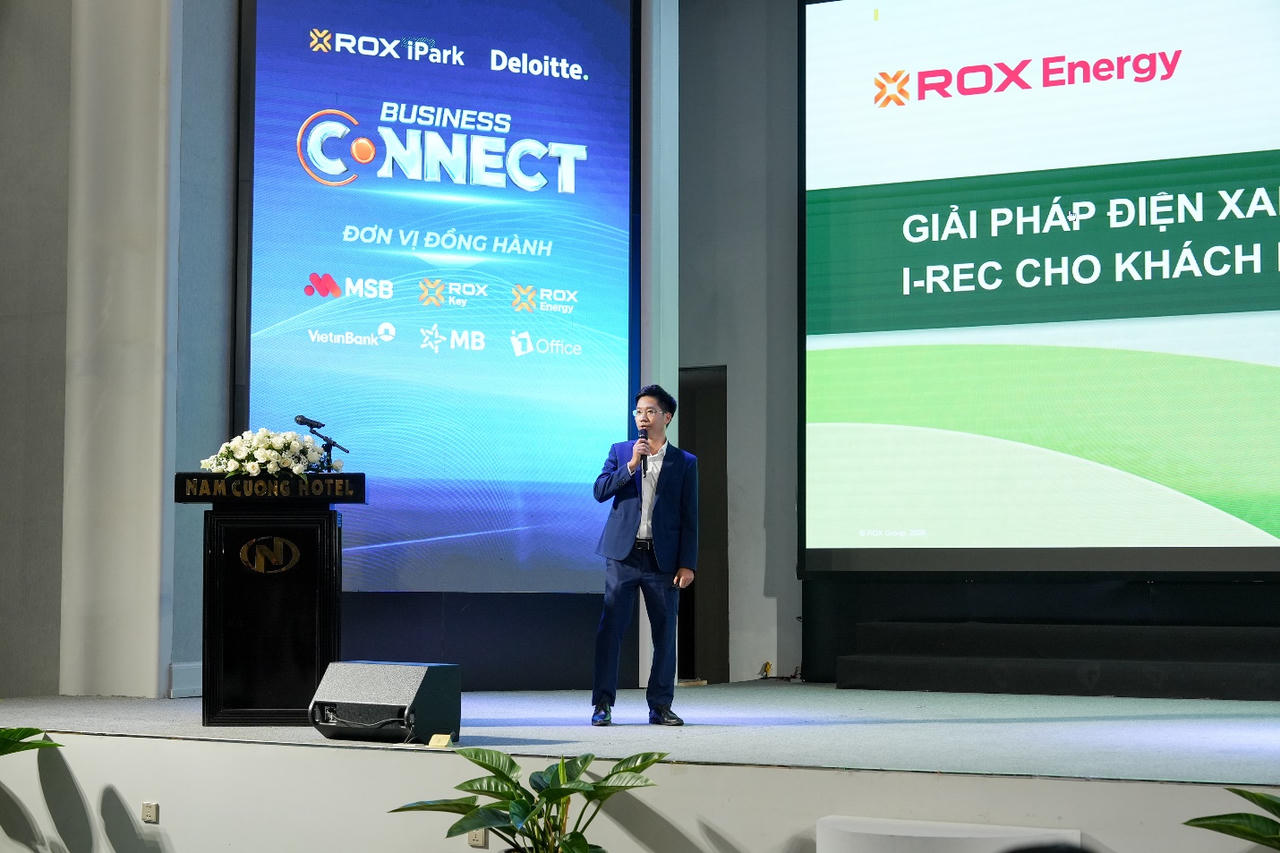 Chuyên gia đến từ ROX Energy giới thiệu các giải pháp năng lượng xanh cho doanh nghiệp trong KCN tại Hội thảo