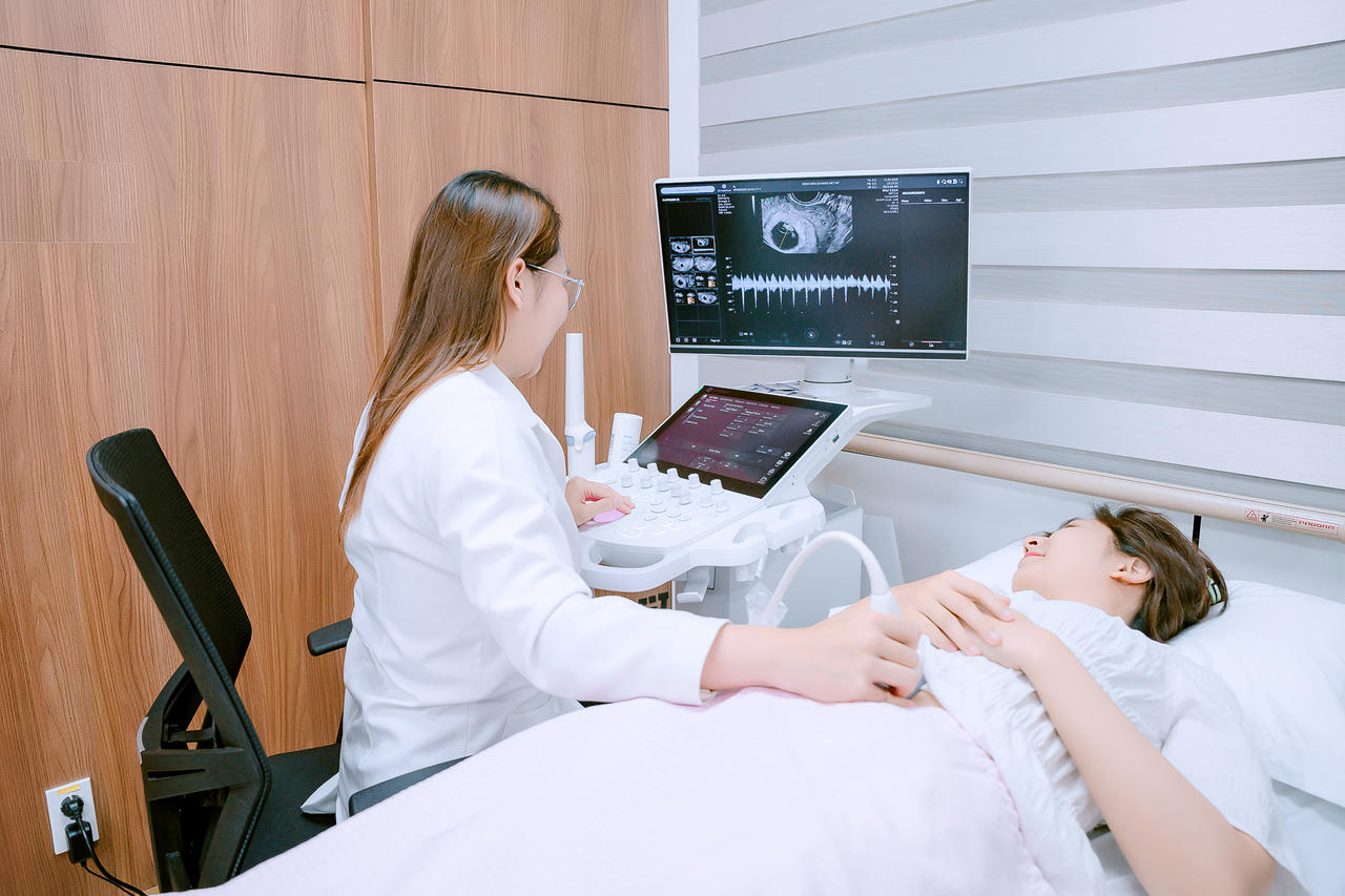 Thăm khám, siêu âm, … là một trong những bước quan trọng để đánh giá chức năng sinh sản ở nữ giới.