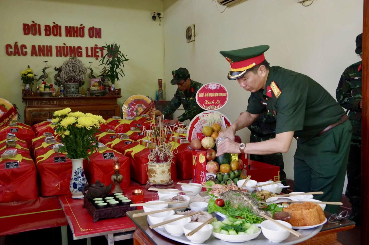 Đại diện BCHQS tỉnh Tuyên Quang thực hiện nghi lễ thắp hương, cúng cơm cho các liệt sĩ. (Ảnh: BCHQS tỉnh Tuyên Quang)