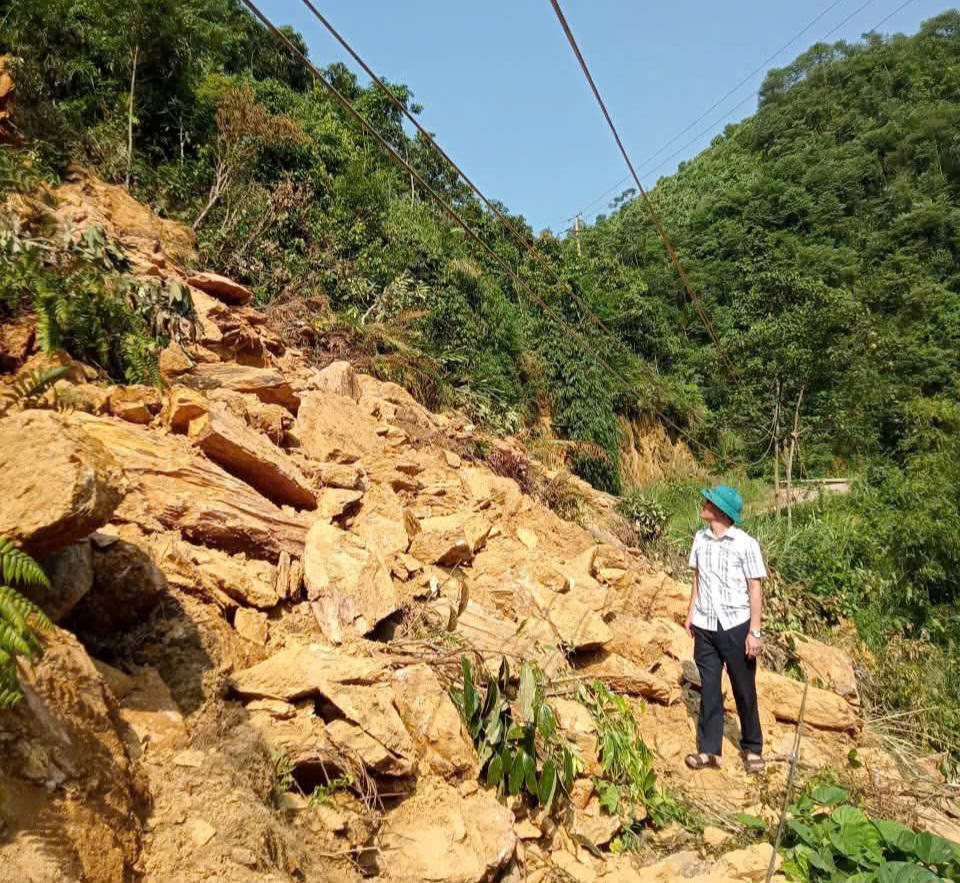 Vụ sạt lở làm 37 hộ dân với hơn 100 nhân khẩu tại khu vực Làng Câu Trên bị cô lập (Ảnh: Nguyễn Hải)