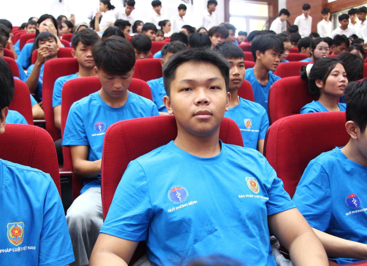 Dương Thế Anh, sinh viên Trường Đại học Luật TP.HCM - Phân hiệu Quảng Trị, chia sẻ tại chương trình. (Ảnh: Minh Phương)
