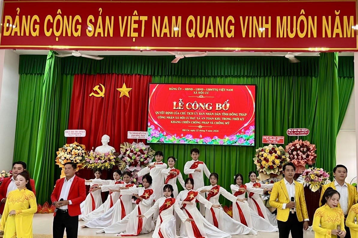 Văn nghệ chào mừng. Ảnh: Thiện Lê