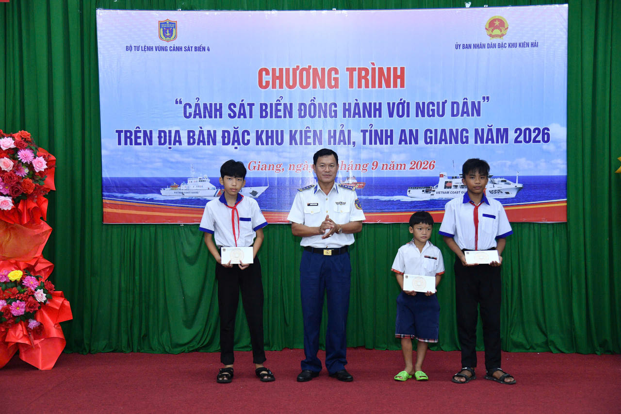 Đại tá Nguyễn Thái Dương - Ủy viên Ban Thường vụ Đảng ủy, Phó Chính ủy Bộ Tư lệnh Vùng Cảnh sát biển 4 tặng quà đỡ đầu cho các cháu học sinh nghèo học giỏi. Ảnh: Đức Thái