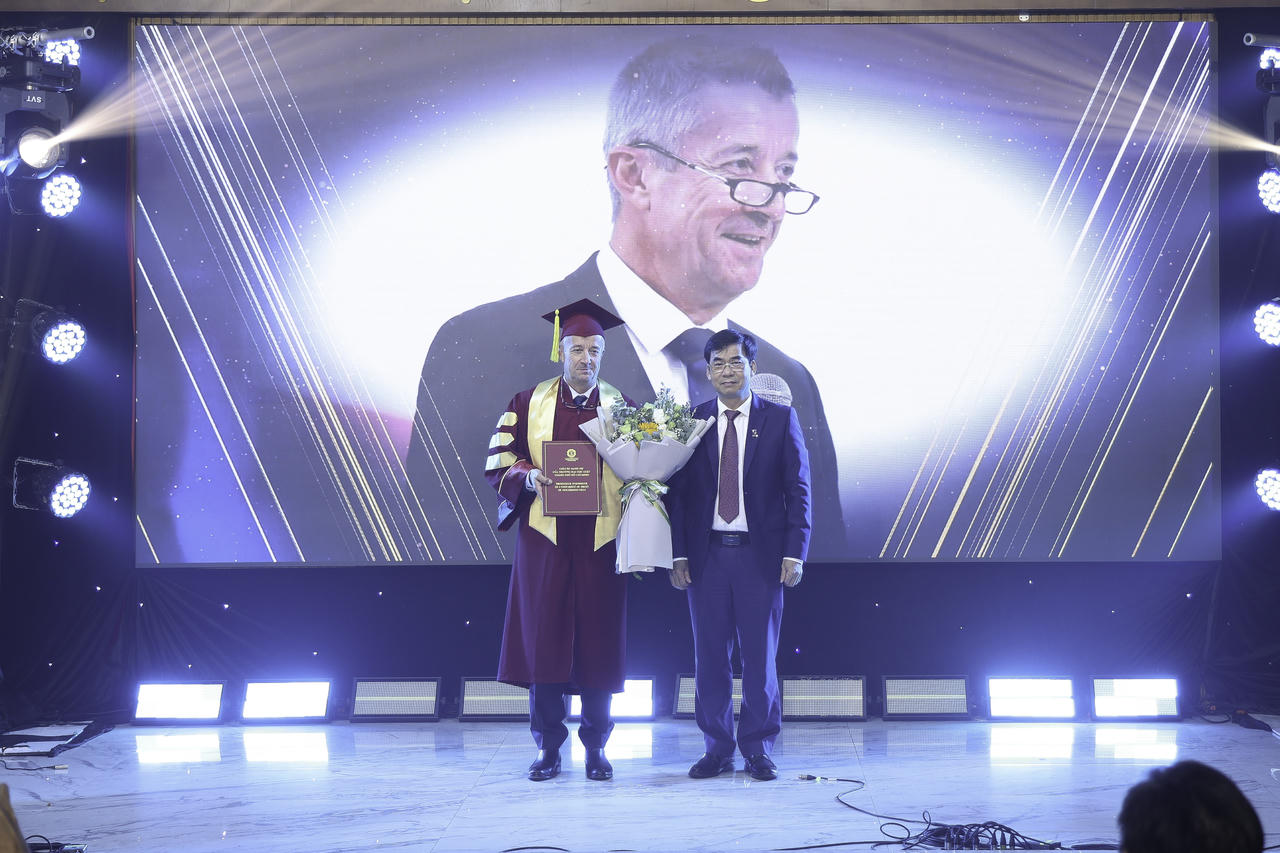 TS. Lê Trường Sơn, Hiệu trưởng Trường Đại học Luật TP HCM trao danh hiệu Giáo sư Danh dự cho GS. Laurent Grosclaude. Ảnh: ULAW