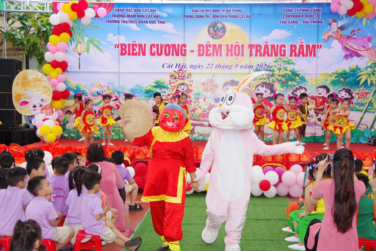 Các em nhỏ cùng vui Tết Trung thu tại chương trình “Biên cương - Đêm hội trăng rằm” năm 2026. (ảnh Nguyễn Khánh)