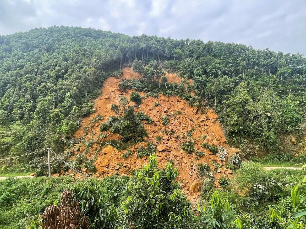 Lào Cai: Sạt lở hơn 10.000m³ đất đá, 37 hộ dân bị cô lập