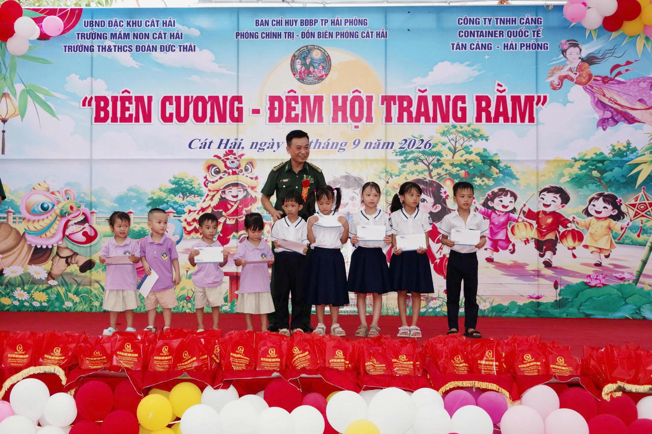 Đại tá Kiều Mạnh Hiệp, Phó Chính ủy Bộ đội Biên phòng TP Hải Phòng trao quà cho các cháu học sinh có hoàn cảnh khó khăn trên địa bàn. (ảnh Nguyễn Khánh)