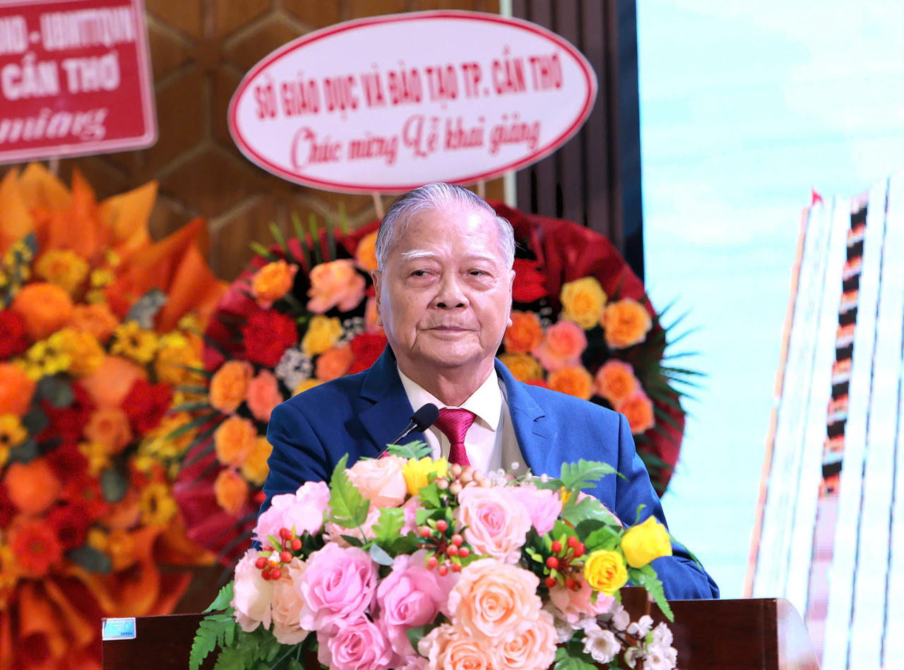 TS. Nguyễn Văn Quang - Hiệu trưởng Trường Đại học Nam Cần Thơ phát biểu khai giảng (Ảnh: Đình Thương)