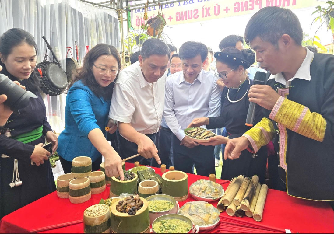 Các gian hàng mang bản sắc vùng cao được bố trí để giới thiệu sản vật địa phương, tạo không gian giao lưu, trải nghiệm cho người dân và du khách. (Ảnh: Hữu Trường).