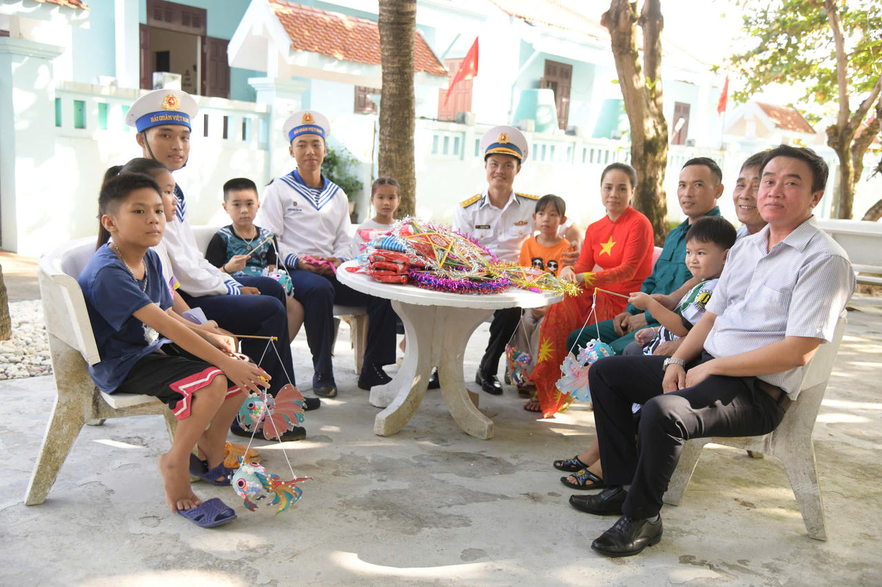 Những phần quà đầy ý nghĩa của UBND Đặc khu Trường Sa đã được chuyển tới tận tay các cháu thiếu nhi và nhân dân trên đảo