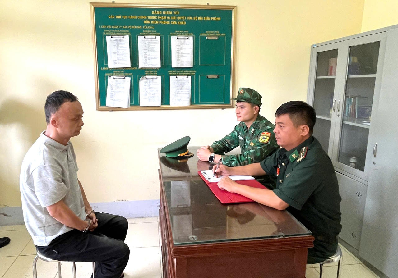 Đối tượng Lưu Trí Quân tại Đồn Biên phòng Cửa khẩu quốc tế Lào Cai (Ảnh Bộ đội Biên phòng tỉnh Lào Cai).