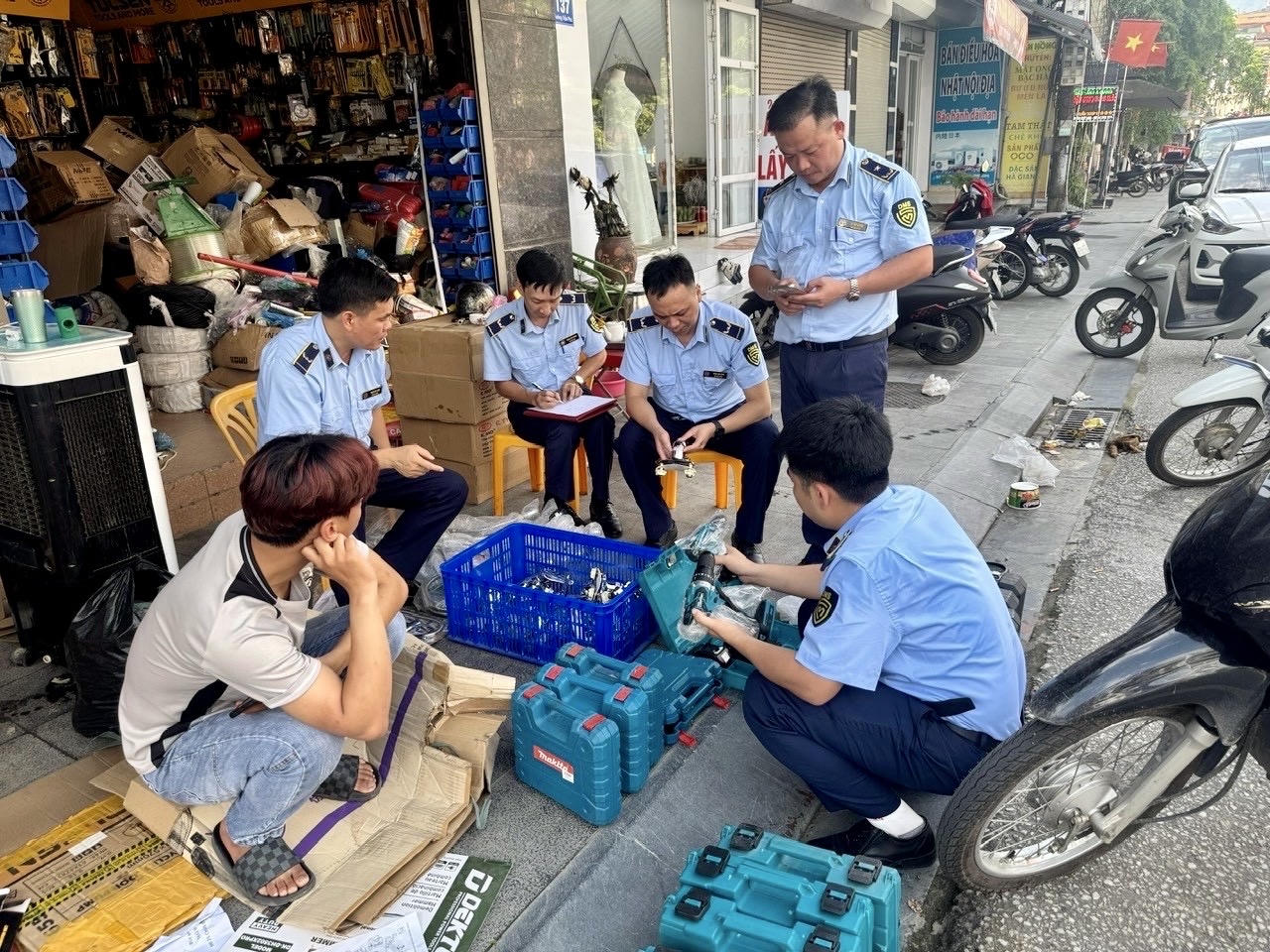Chi Cục QLTT tỉnh kiểm tra các mặt hàng tại các cơ sở kinh doanh trên địa bàn. (Ảnh: QLTTTQ)