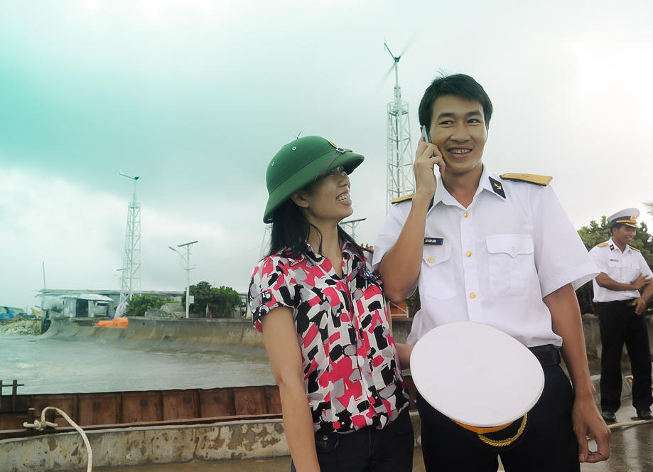 Kết nối không chỉ phục vụ nhu cầu liên lạc thường ngày mà trong nhiều trường hợp còn tạo ra "đường dây" giữa những nơi tưởng như bị cô lập với đất liền như Trường Sa.
