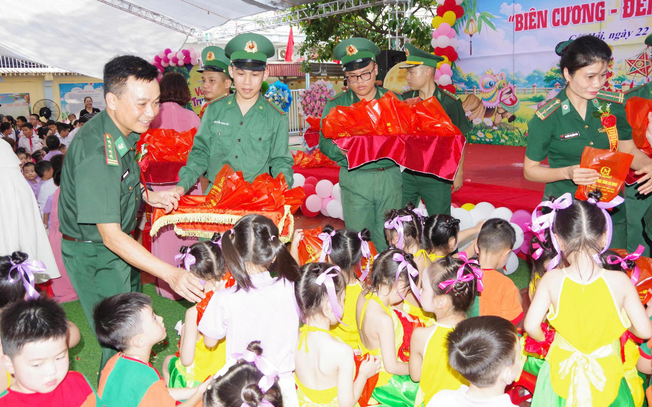 500 phần quà Trung thu được trao tặng cho các em tham dự chương trình. (ảnh Nguyễn Khánh)