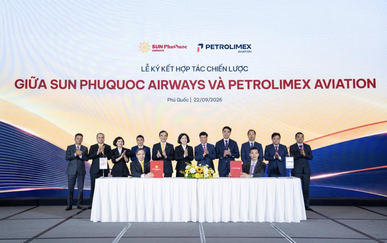 Ông Trương Việt Cường - PTGĐ Sun PhuQuoc Airways và ông Lương Hồ Anh - PTGĐ Petrolimex Aviation ký kết Biên bản ghi nhớ mở rộng hợp tác về cung ứng nhiên liệu hàng không và phát triển hạ tầng nhiên liệu tại các cảng hàng không.