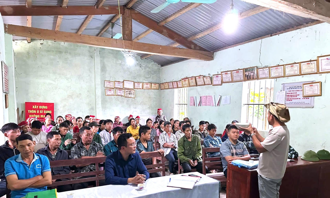 Tại các điểm trao giống, cán bộ chuyên môn và đơn vị cung cấp lợn giống hướng dẫn người dân cách tiếp nhận, theo dõi đàn lợn trong thời gian đầu, xây dựng và vệ sinh chuồng trại, khử khuẩn, tổ chức cho ăn phù hợp, chủ động phòng, chống dịch bệnh và bảo đảm vệ sinh môi trường trong quá trình chăn nuôi. (Ảnh: Trung tâm Dịch vụ tổng hợp xã Hợp Thành).