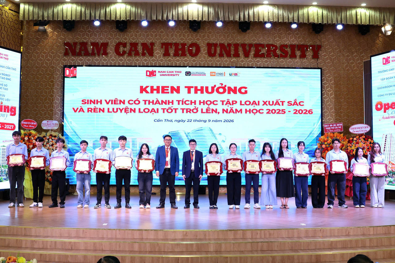 Trường khen thưởng những sinh viên có thành tích xuất sắc (Ảnh: Đình Thương)