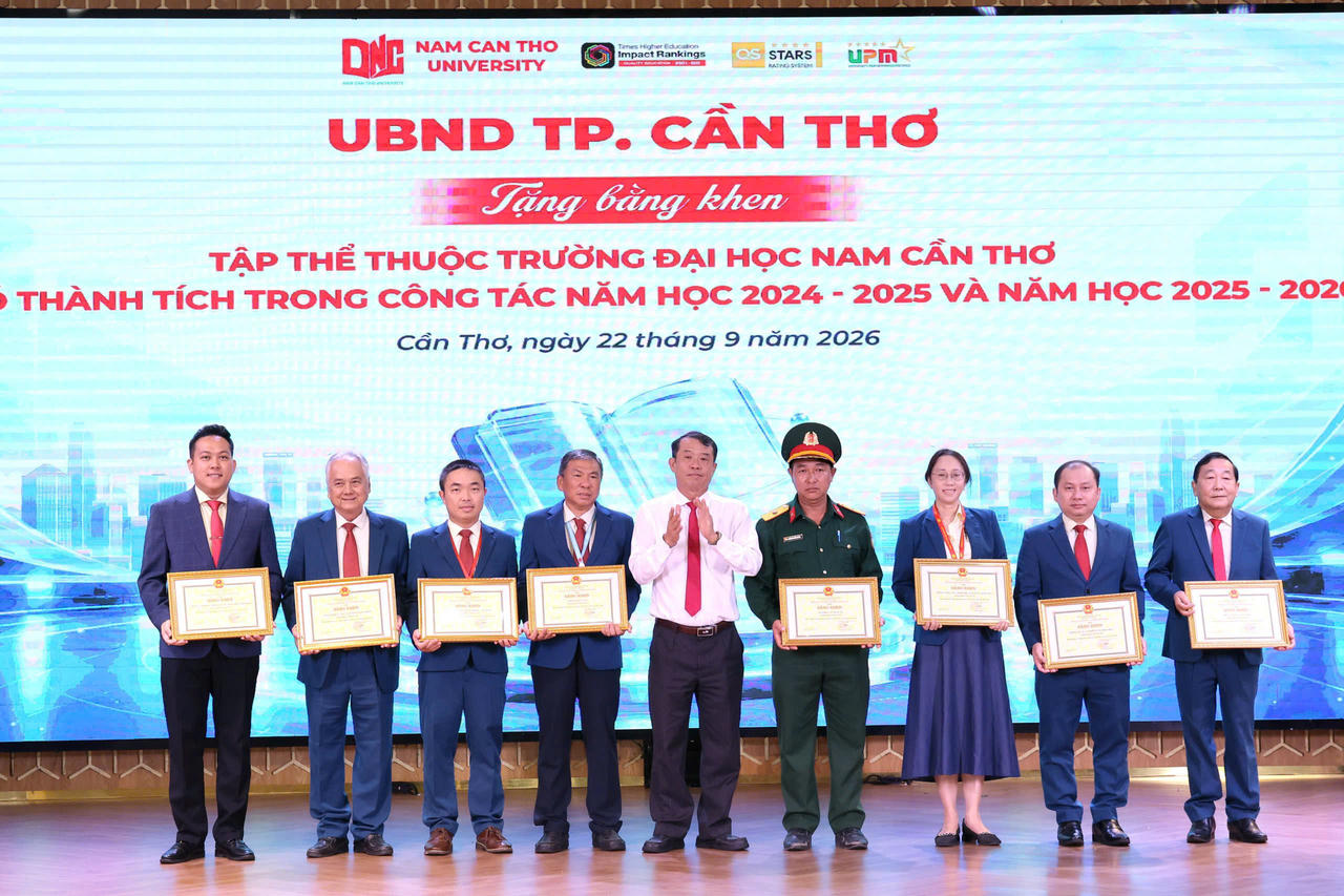 Nhiều tập thể, cá nhân của Trường vinh dự nhận được Bằng khen của Chủ tịch UBND TP Cần Thơ (Ảnh: Đình Thương)