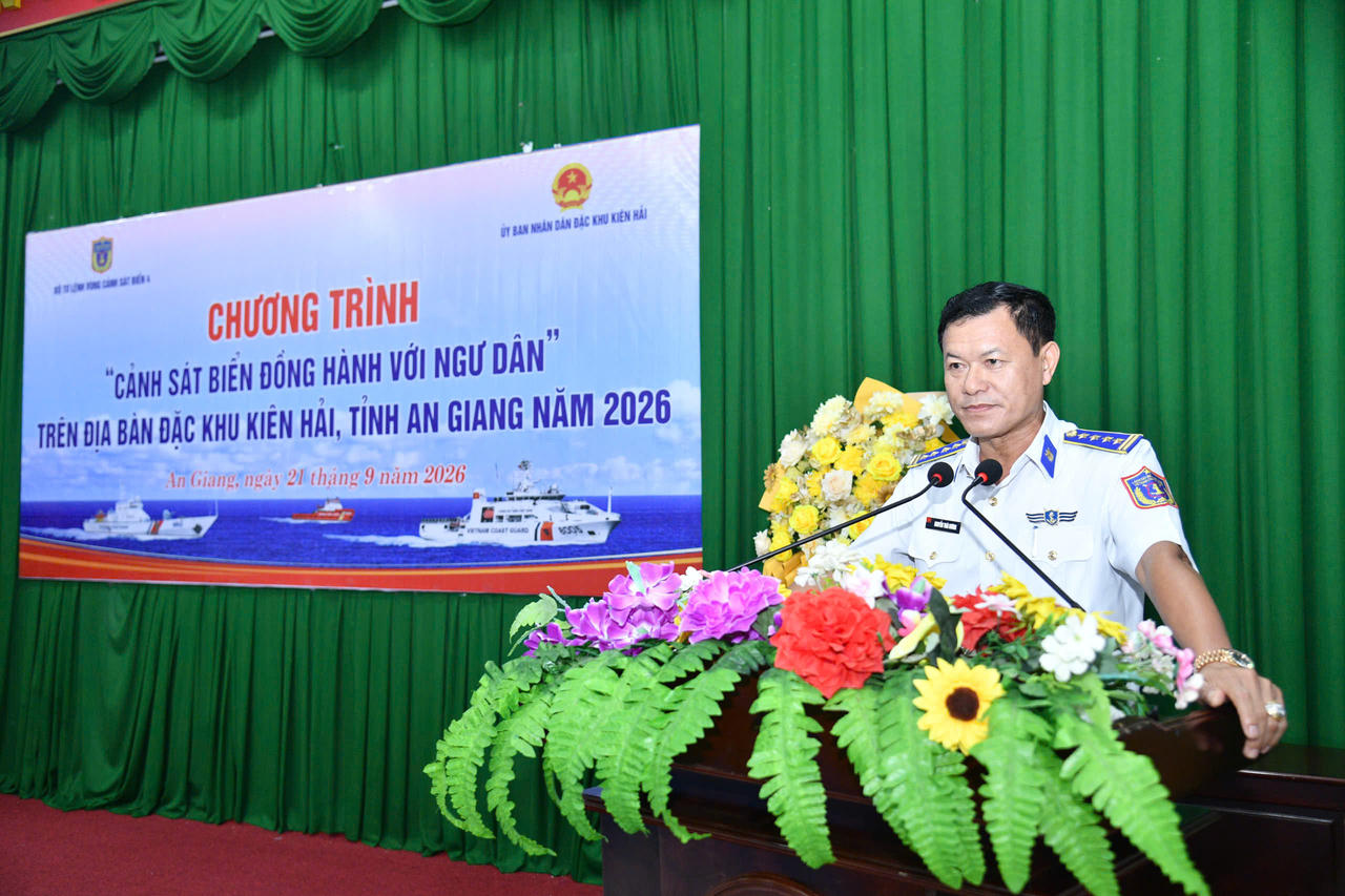 Đại tá Nguyễn Thái Dương - Ủy viên Ban Thường vụ Đảng ủy, Phó Chính ủy Bộ Tư lệnh Vùng Cảnh sát biển 4 phát biểu tại chương trình. Ảnh: Đức Thái