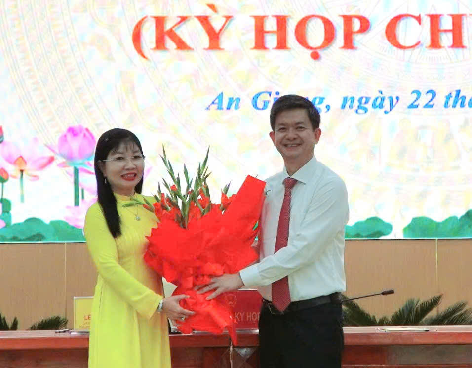Bà Trần Thị Thanh Hương, Phó Bí thư Tỉnh ủy, Chủ tịch Ủy ban MTTQ Việt Nam tỉnh, được HĐND tỉnh tín nhiệm bầu giữ chức Chủ tịch HĐND tỉnh An Giang khóa XI. Ảnh: Khánh Thùy