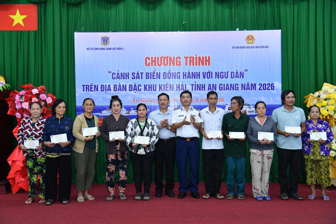 Bộ Tư lệnh Vùng Cảnh sát biển 4 tặng quà cho các gia đình chính sách, gia đình ngư dân có hoàn cảnh khó khăn. Ảnh: Đức Thái